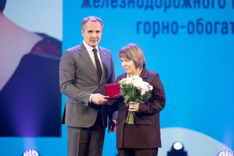 Михаил Лобазнов: В непростое для всей области время особенно важно видеть тех, чьим ежедневным трудом и преданностью держится и развивается наш родной регион Михаил Лобазнов: В непростое для всей области время особенно важно видеть тех, чьим ежедневным трудом и преданностью держится и развивается наш родной регион