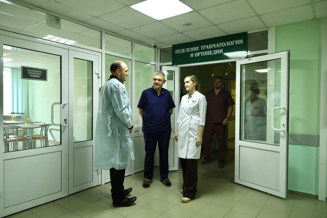 Главный врач Шебекинской Центральной районной больницы Олеся Нестеренко вместе с заместителем главы Станиславом Судьиным навестили раненых от вражеских атак шебекинцев Главный врач Шебекинской Центральной районной больницы Олеся Нестеренко вместе с заместителем главы Станиславом Судьиным навестили раненых от вражеских атак шебекинцев