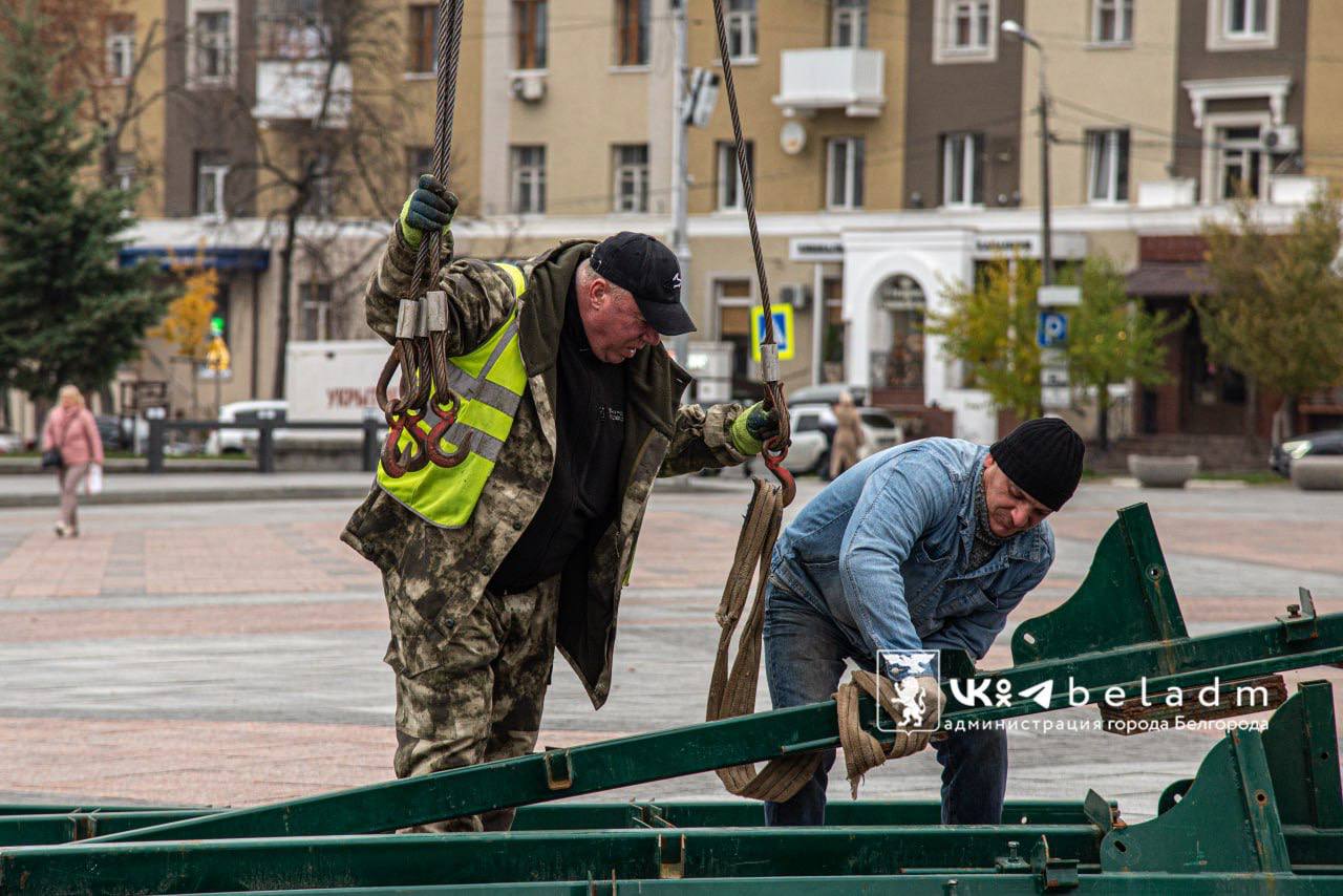Праздник к нам приходит…. В Белгороде приступили к установке главной новогодней ели области Мэр Валентин Демидов сообщил что, специалисты монтируют металлический каркас Праздник к нам приходит…. В Белгороде приступили к установке главной новогодней ели области Мэр Валентин Демидов сообщил что, специалисты монтируют металлический каркас