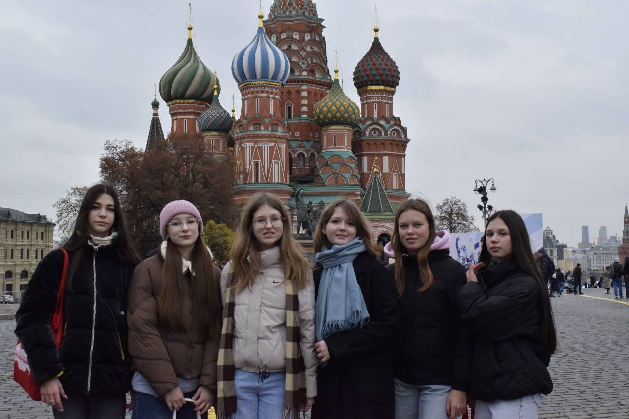 Ребята из Пятницкой средней школы приняли участие в молодёжно-патриотическом фестивале «Имена моей Родины», который прошёл в Российском химико-технологическом университете имени Д.И. Менделеева. Это событие собрало 80... Ребята из Пятницкой средней школы приняли участие в молодёжно-патриотическом фестивале «Имена моей Родины», который прошёл в Российском химико-технологическом университете имени Д.И. Менделеева. Это событие собрало 80...