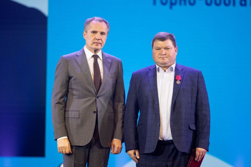 Михаил Лобазнов: В непростое для всей области время особенно важно видеть тех, чьим ежедневным трудом и преданностью держится и развивается наш родной регион Михаил Лобазнов: В непростое для всей области время особенно важно видеть тех, чьим ежедневным трудом и преданностью держится и развивается наш родной регион