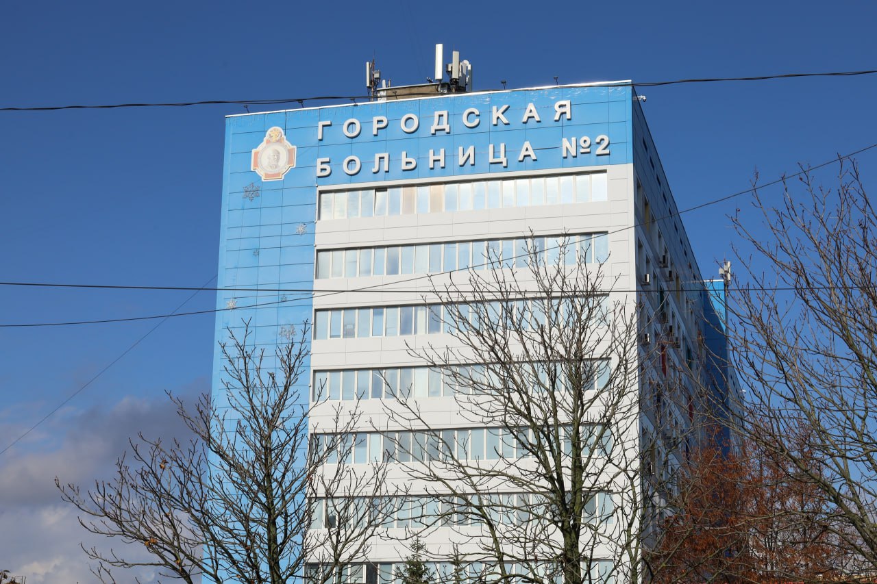 Главный врач Шебекинской Центральной районной больницы Олеся Нестеренко вместе с заместителем главы Станиславом Судьиным навестили раненых от вражеских атак шебекинцев Главный врач Шебекинской Центральной районной больницы Олеся Нестеренко вместе с заместителем главы Станиславом Судьиным навестили раненых от вражеских атак шебекинцев