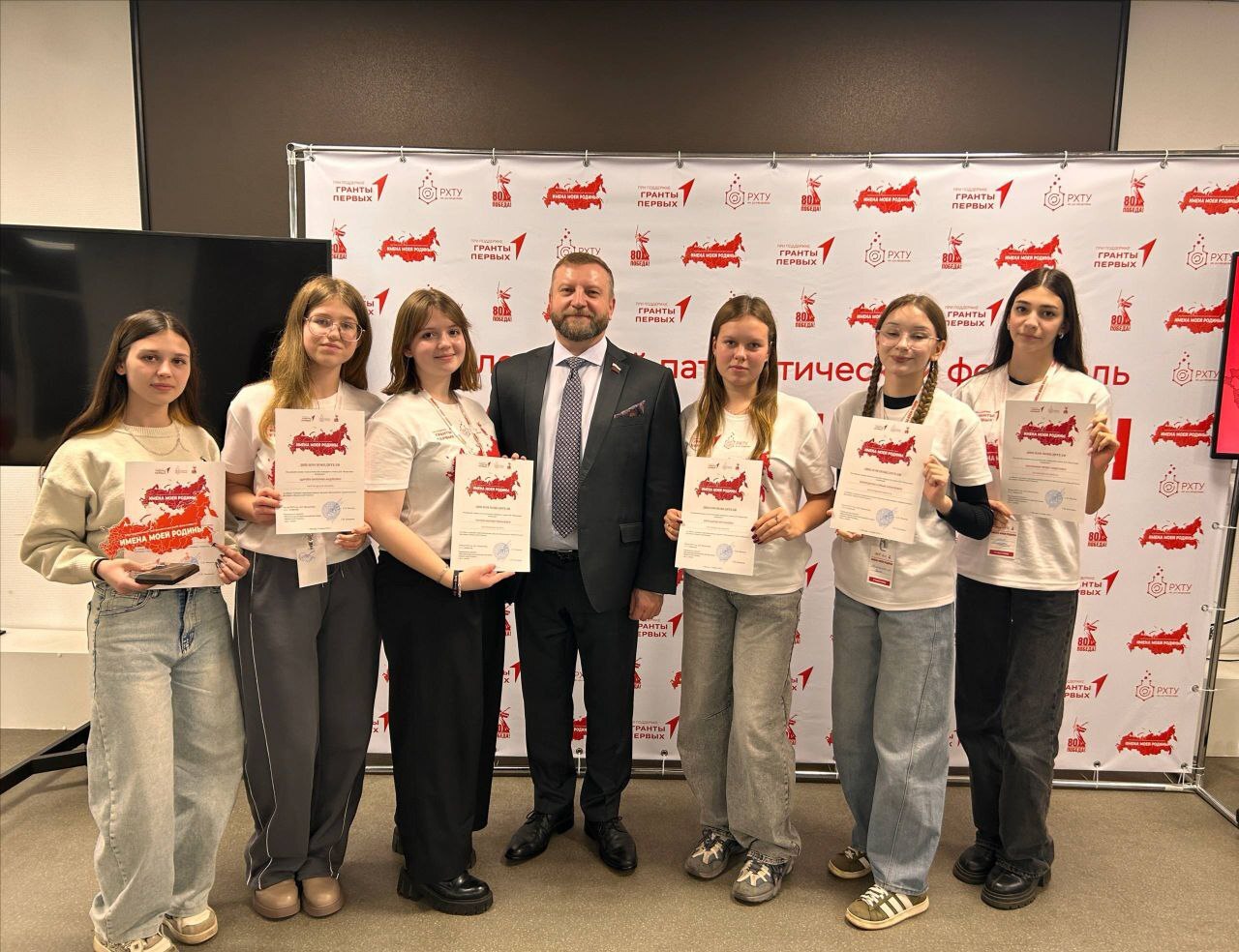 Ребята из Пятницкой средней школы приняли участие в молодёжно-патриотическом фестивале «Имена моей Родины», который прошёл в Российском химико-технологическом университете имени Д.И. Менделеева. Это событие собрало 80... Ребята из Пятницкой средней школы приняли участие в молодёжно-патриотическом фестивале «Имена моей Родины», который прошёл в Российском химико-технологическом университете имени Д.И. Менделеева. Это событие собрало 80...