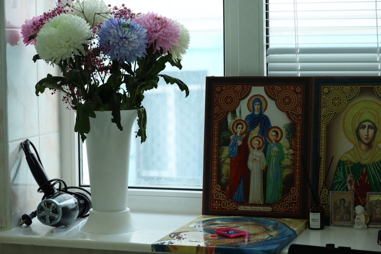 Главный врач Шебекинской Центральной районной больницы Олеся Нестеренко вместе с заместителем главы Станиславом Судьиным навестили раненых от вражеских атак шебекинцев Главный врач Шебекинской Центральной районной больницы Олеся Нестеренко вместе с заместителем главы Станиславом Судьиным навестили раненых от вражеских атак шебекинцев