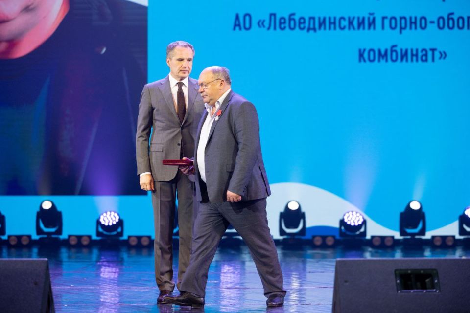 Михаил Лобазнов: В непростое для всей области время особенно важно видеть тех, чьим ежедневным трудом и преданностью держится и развивается наш родной регион Михаил Лобазнов: В непростое для всей области время особенно важно видеть тех, чьим ежедневным трудом и преданностью держится и развивается наш родной регион