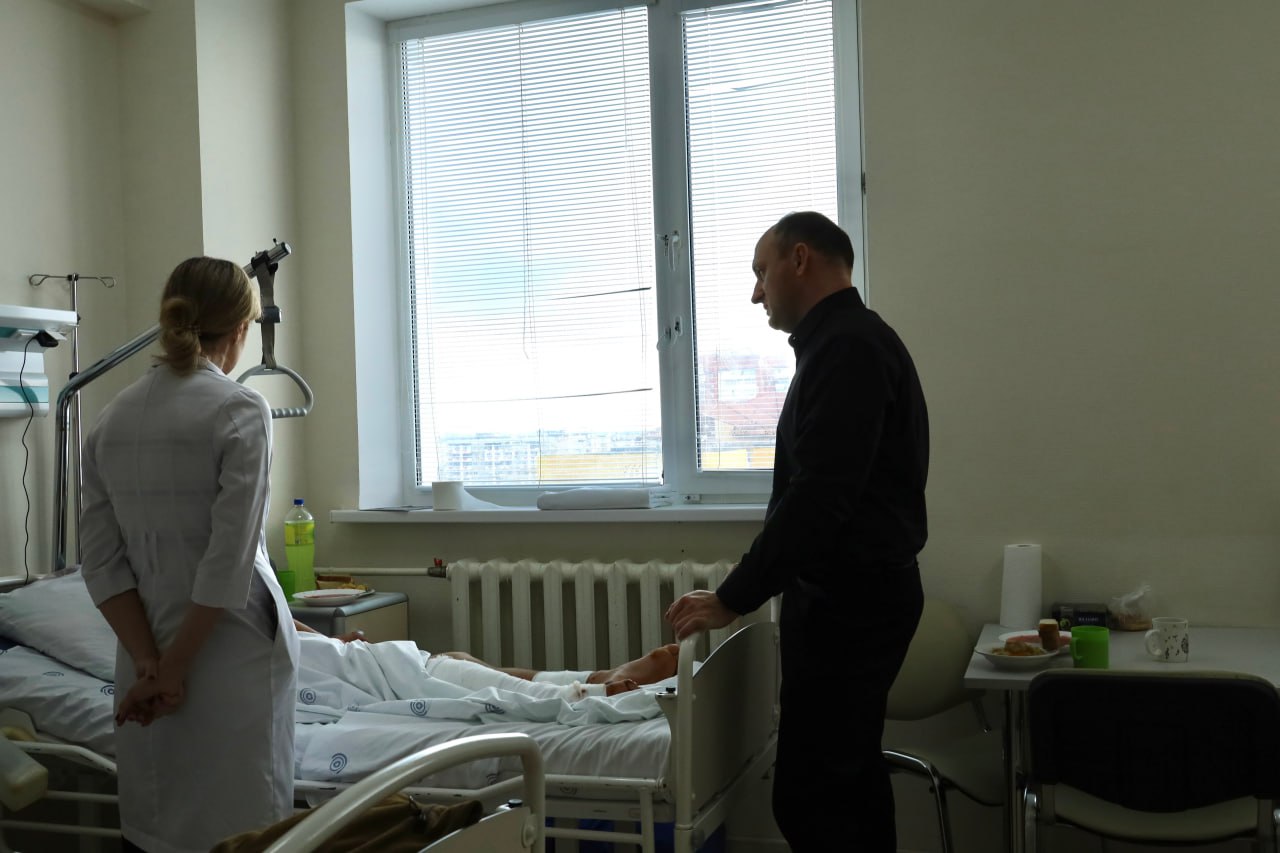 Главный врач Шебекинской Центральной районной больницы Олеся Нестеренко вместе с заместителем главы Станиславом Судьиным навестили раненых от вражеских атак шебекинцев Главный врач Шебекинской Центральной районной больницы Олеся Нестеренко вместе с заместителем главы Станиславом Судьиным навестили раненых от вражеских атак шебекинцев