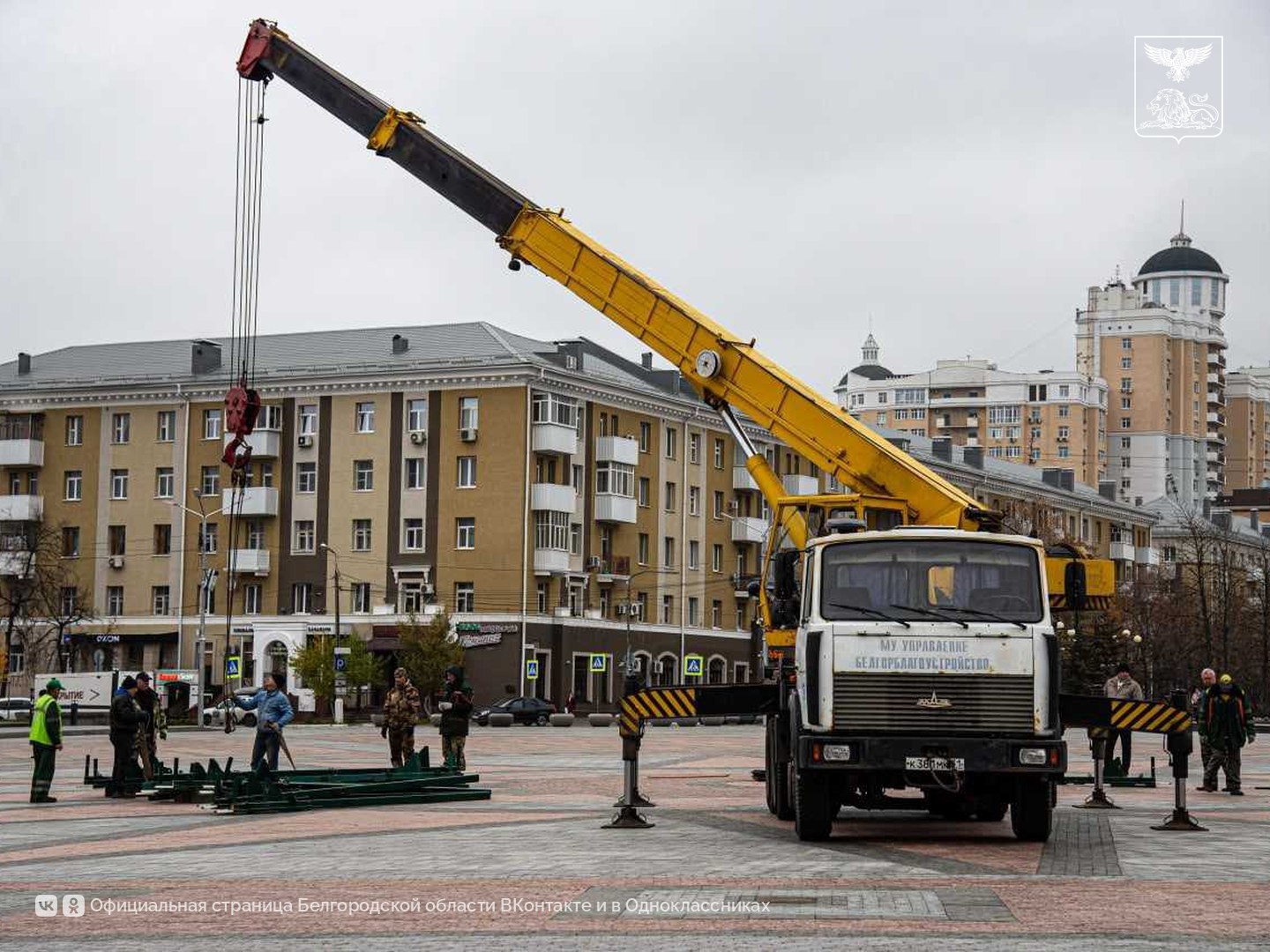 На Соборной площади Белгорода приступили к установке главной новогодней ели области На Соборной площади Белгорода приступили к установке главной новогодней ели области