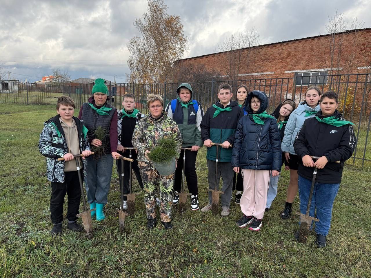 Владимир Переверзев: Юные экологи из Стригунов высадили аллею сосен в рамках акции «Сохраним лес» Владимир Переверзев: Юные экологи из Стригунов высадили аллею сосен в рамках акции «Сохраним лес»