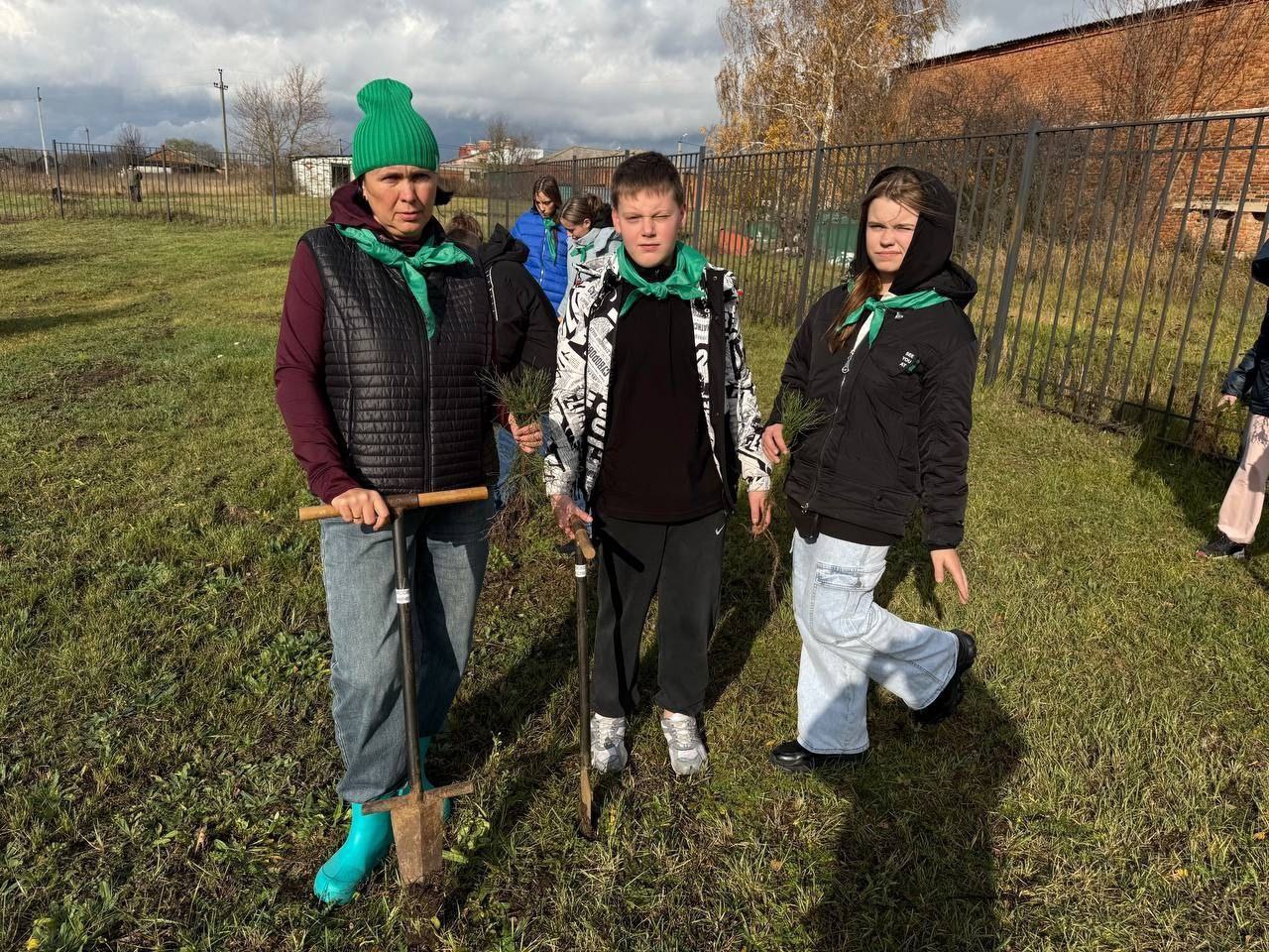 Владимир Переверзев: Юные экологи из Стригунов высадили аллею сосен в рамках акции «Сохраним лес» Владимир Переверзев: Юные экологи из Стригунов высадили аллею сосен в рамках акции «Сохраним лес»