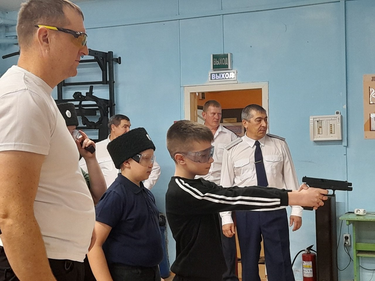 Юные спортсмены секции «Практическая стрельба» Вейделевской спортивной школы получили уникальный и бесценный опыт общения с представителями Вейделевского хуторского казачьего общества Юные спортсмены секции «Практическая стрельба» Вейделевской спортивной школы получили уникальный и бесценный опыт общения с представителями Вейделевского хуторского казачьего общества