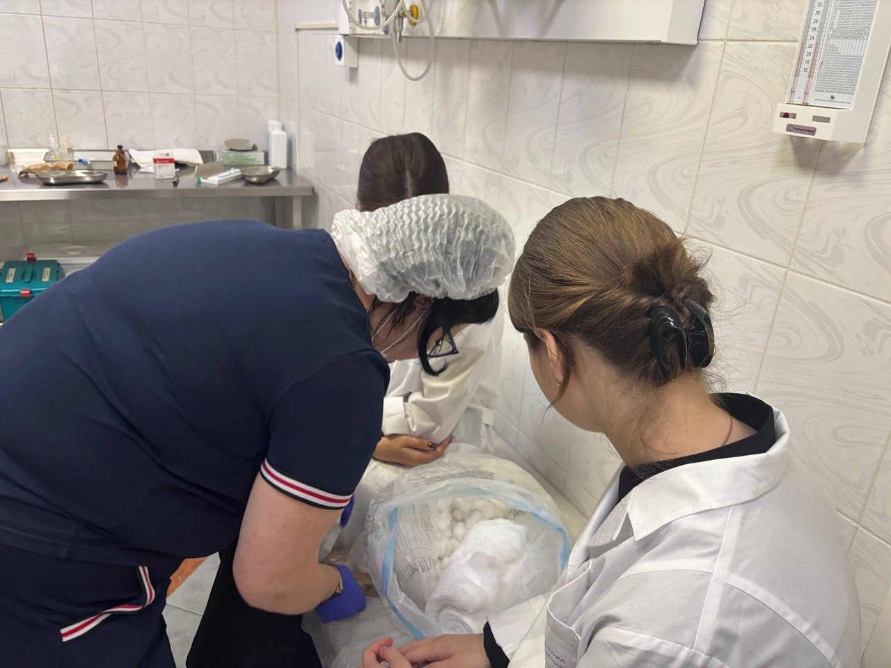 Дорогие друзья!. Юные медики из 10-го медицинского класса школы №1 успешно прошли практическую стажировку в Чернянской центральной районной больнице (ЦРБ) Дорогие друзья!. Юные медики из 10-го медицинского класса школы №1 успешно прошли практическую стажировку в Чернянской центральной районной больнице (ЦРБ)