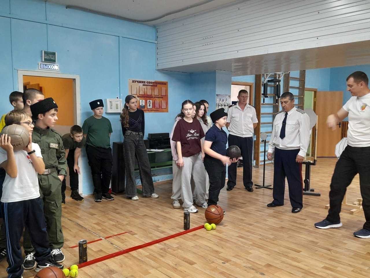 Юные спортсмены секции «Практическая стрельба» Вейделевской спортивной школы получили уникальный и бесценный опыт общения с представителями Вейделевского хуторского казачьего общества Юные спортсмены секции «Практическая стрельба» Вейделевской спортивной школы получили уникальный и бесценный опыт общения с представителями Вейделевского хуторского казачьего общества