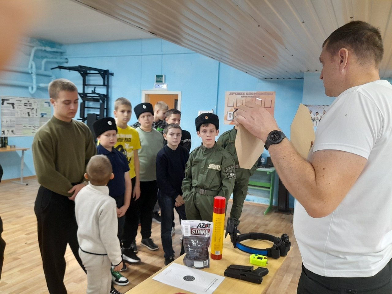 Юные спортсмены секции «Практическая стрельба» Вейделевской спортивной школы получили уникальный и бесценный опыт общения с представителями Вейделевского хуторского казачьего общества Юные спортсмены секции «Практическая стрельба» Вейделевской спортивной школы получили уникальный и бесценный опыт общения с представителями Вейделевского хуторского казачьего общества