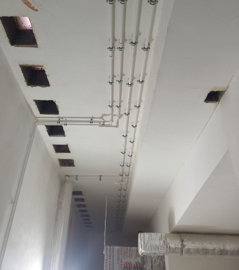 Рабочие продолжают строительство плавательного бассейна в Губкине Рабочие продолжают строительство плавательного бассейна в Губкине