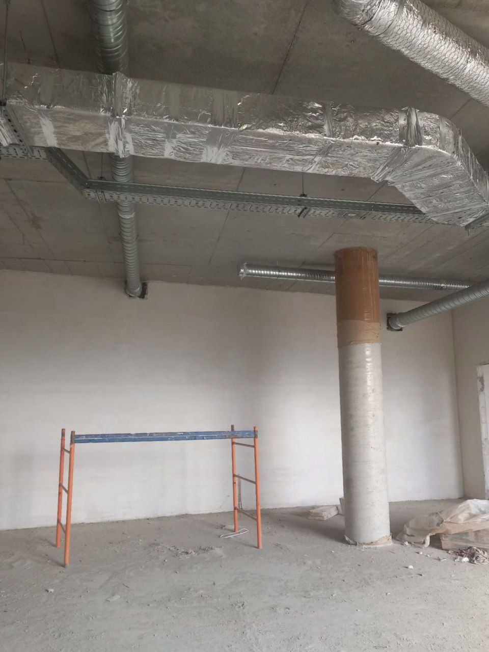 Рабочие продолжают строительство плавательного бассейна в Губкине Рабочие продолжают строительство плавательного бассейна в Губкине