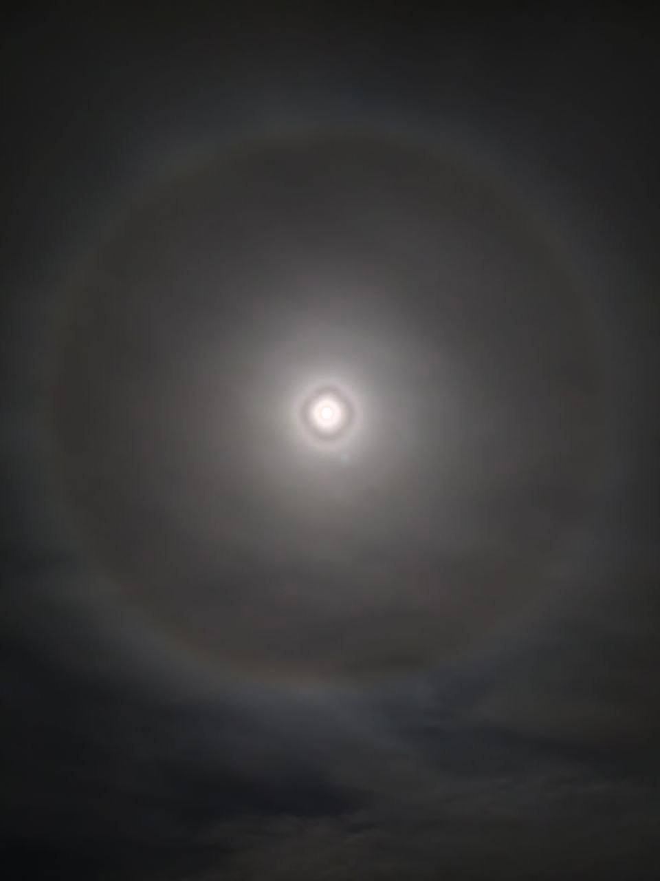 Двойной удар красоты: лунное гало и Бобровая Луна (Луна охотника) Двойной удар красоты: лунное гало и Бобровая Луна (Луна охотника)