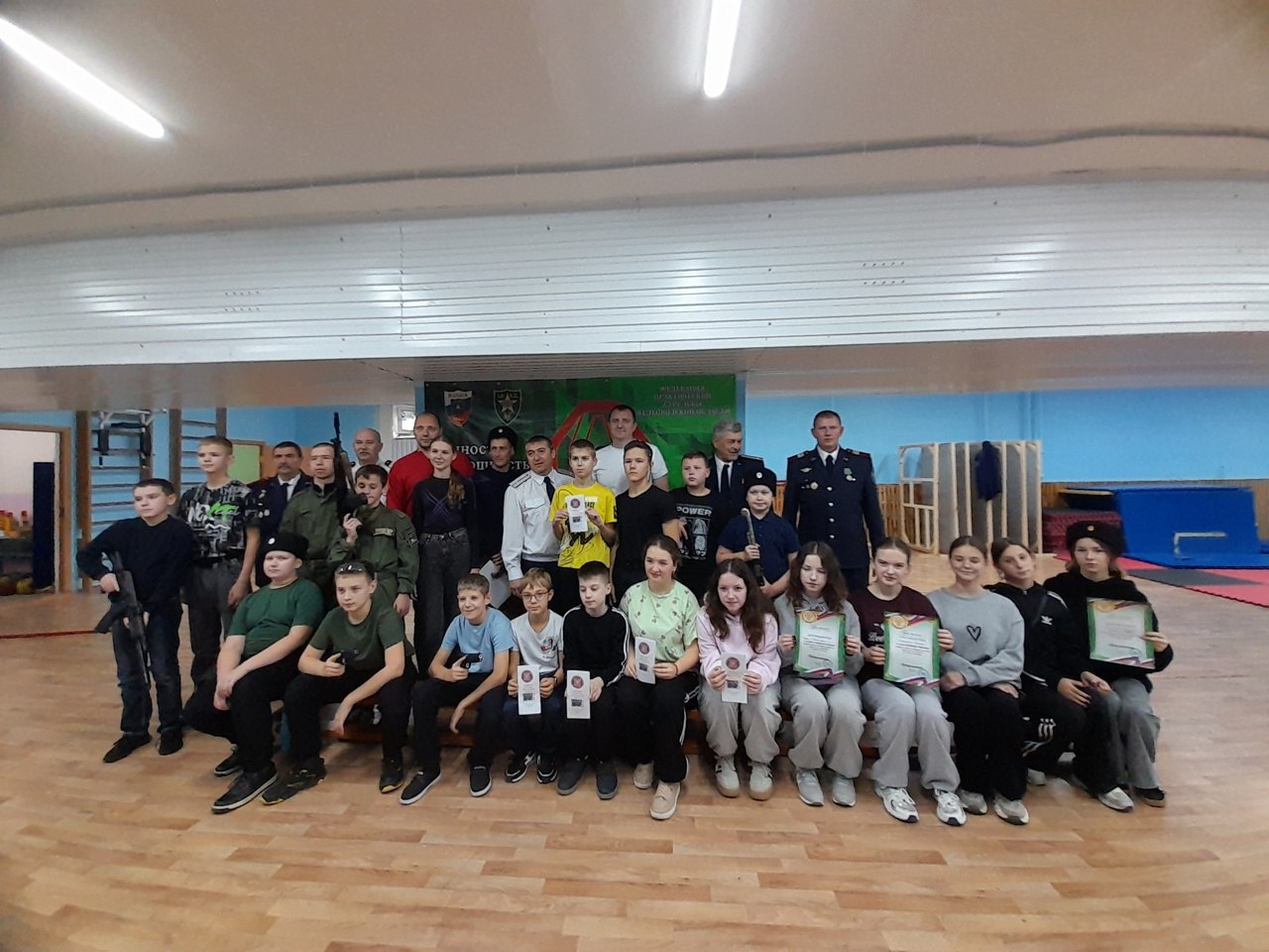 Юные спортсмены секции «Практическая стрельба» Вейделевской спортивной школы получили уникальный и бесценный опыт общения с представителями Вейделевского хуторского казачьего общества Юные спортсмены секции «Практическая стрельба» Вейделевской спортивной школы получили уникальный и бесценный опыт общения с представителями Вейделевского хуторского казачьего общества