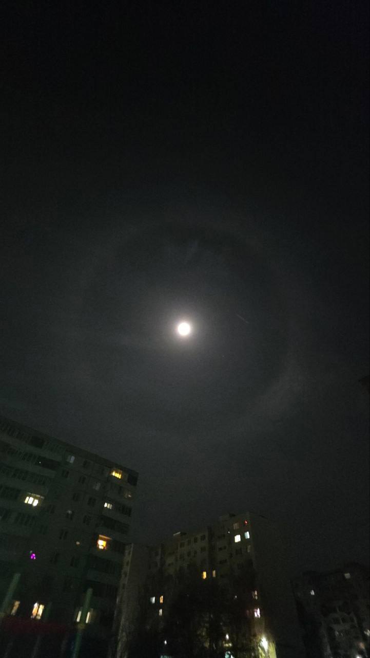 Двойной удар красоты: лунное гало и Бобровая Луна (Луна охотника) Двойной удар красоты: лунное гало и Бобровая Луна (Луна охотника)