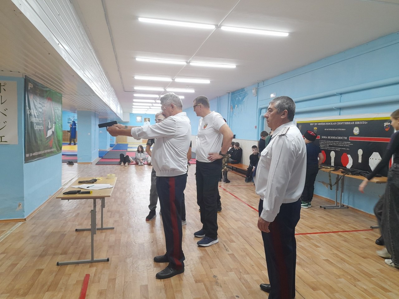 Юные спортсмены секции «Практическая стрельба» Вейделевской спортивной школы получили уникальный и бесценный опыт общения с представителями Вейделевского хуторского казачьего общества Юные спортсмены секции «Практическая стрельба» Вейделевской спортивной школы получили уникальный и бесценный опыт общения с представителями Вейделевского хуторского казачьего общества