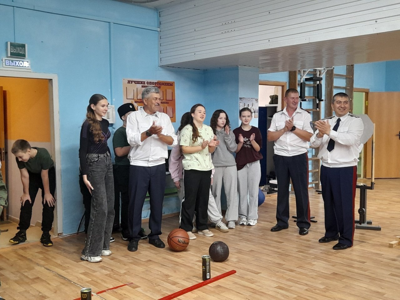 Юные спортсмены секции «Практическая стрельба» Вейделевской спортивной школы получили уникальный и бесценный опыт общения с представителями Вейделевского хуторского казачьего общества Юные спортсмены секции «Практическая стрельба» Вейделевской спортивной школы получили уникальный и бесценный опыт общения с представителями Вейделевского хуторского казачьего общества