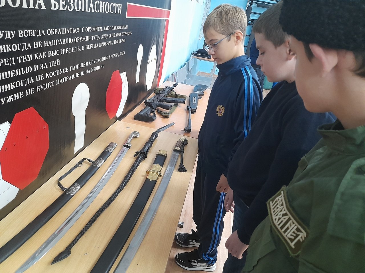 Юные спортсмены секции «Практическая стрельба» Вейделевской спортивной школы получили уникальный и бесценный опыт общения с представителями Вейделевского хуторского казачьего общества Юные спортсмены секции «Практическая стрельба» Вейделевской спортивной школы получили уникальный и бесценный опыт общения с представителями Вейделевского хуторского казачьего общества