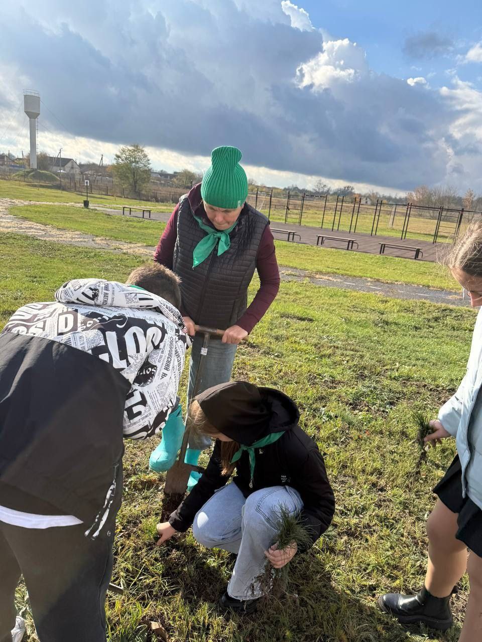 Владимир Переверзев: Юные экологи из Стригунов высадили аллею сосен в рамках акции «Сохраним лес» Владимир Переверзев: Юные экологи из Стригунов высадили аллею сосен в рамках акции «Сохраним лес»