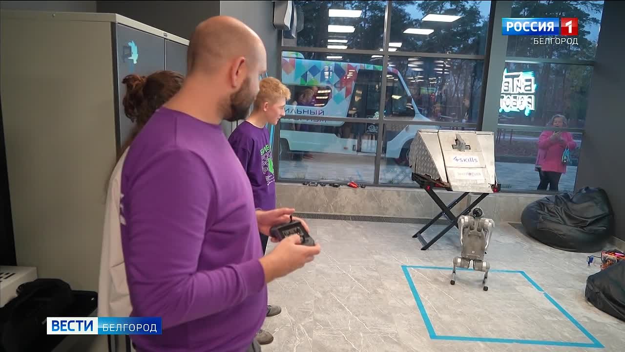 1234 «Я очень рада, что у творческих людей есть возможность не только в мастерских работать, но и общаться, обмениваться идеями. Это очень важно», – считает резидент мастерской культурного центра «Октябрь» Алёна Дронова