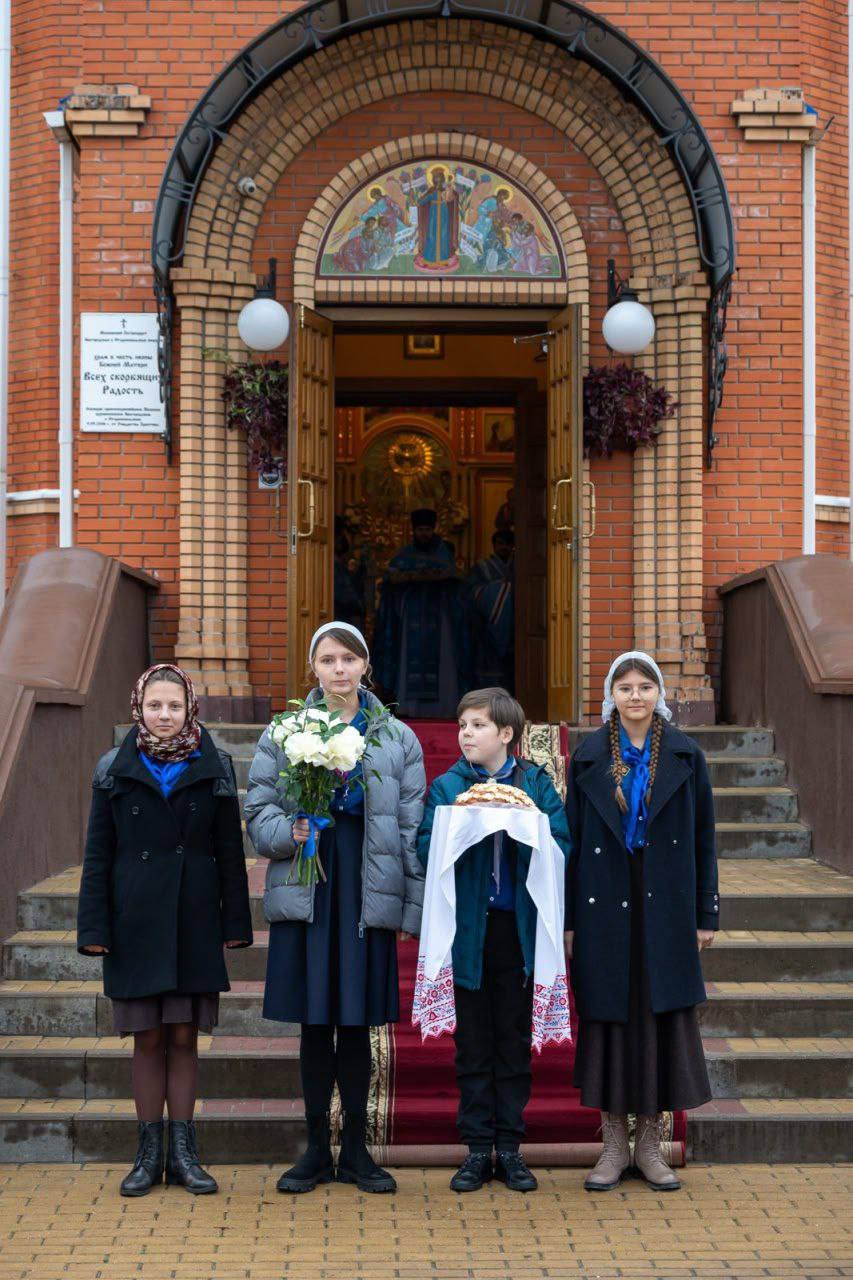 В день памяти иконы Божией Матери «Всех скорбящих Радость», митрополит Белгородский и Старооскольский Иоанн совершил Божественную литургию в нашем храме по случаю престольного праздника В день памяти иконы Божией Матери «Всех скорбящих Радость», митрополит Белгородский и Старооскольский Иоанн совершил Божественную литургию в нашем храме по случаю престольного праздника
