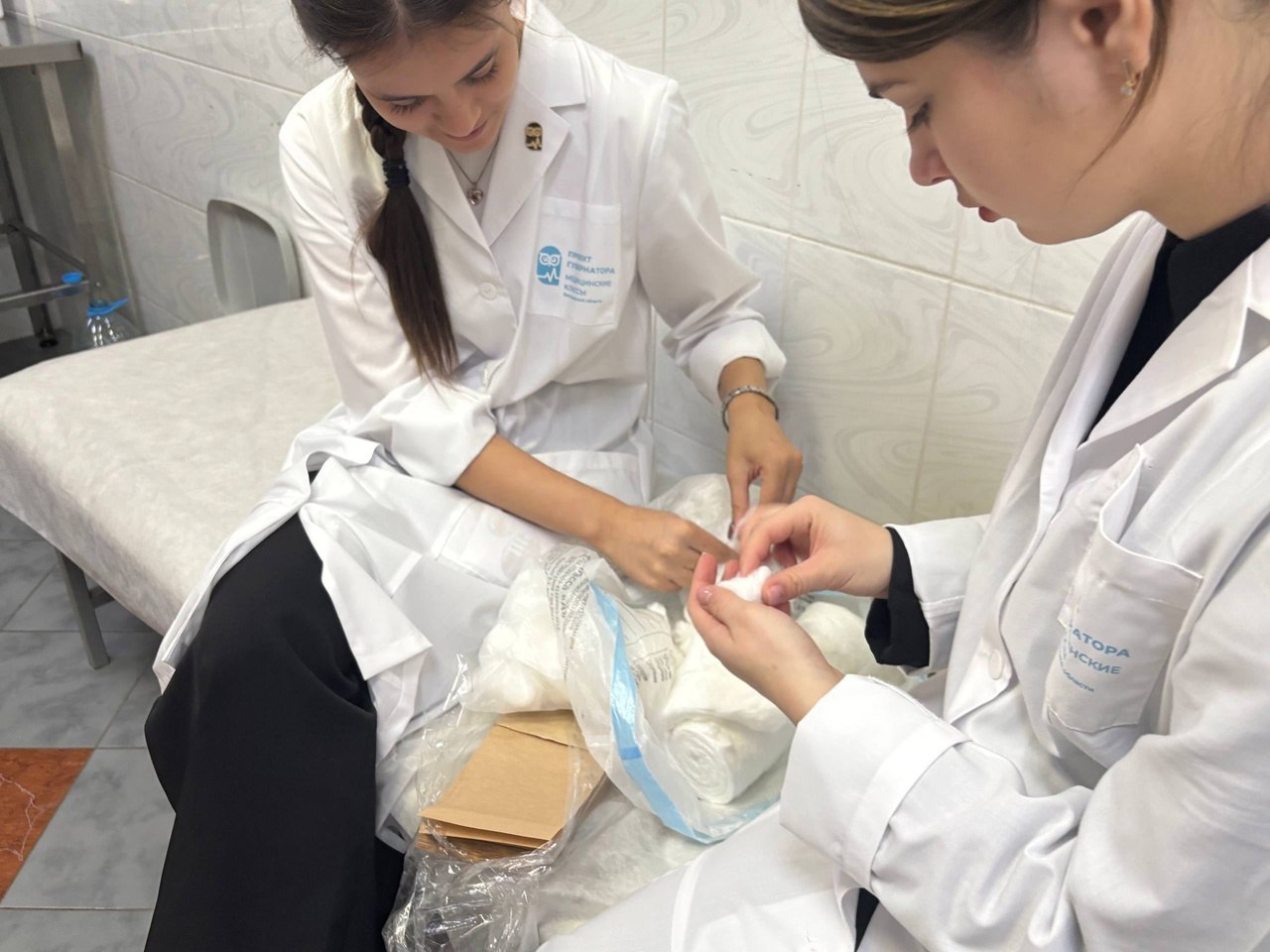 Дорогие друзья!. Юные медики из 10-го медицинского класса школы №1 успешно прошли практическую стажировку в Чернянской центральной районной больнице (ЦРБ) Дорогие друзья!. Юные медики из 10-го медицинского класса школы №1 успешно прошли практическую стажировку в Чернянской центральной районной больнице (ЦРБ)