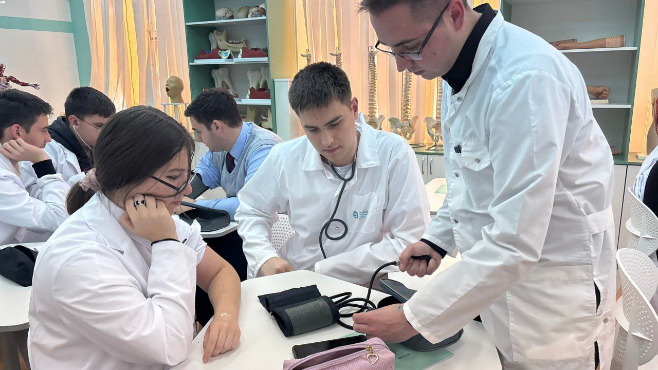 Галина Руденко: Ученики медицинского класса Ливенской школы №1 прошли практику в Красногвардейской Центральной районной больнице Галина Руденко: Ученики медицинского класса Ливенской школы №1 прошли практику в Красногвардейской Центральной районной больнице