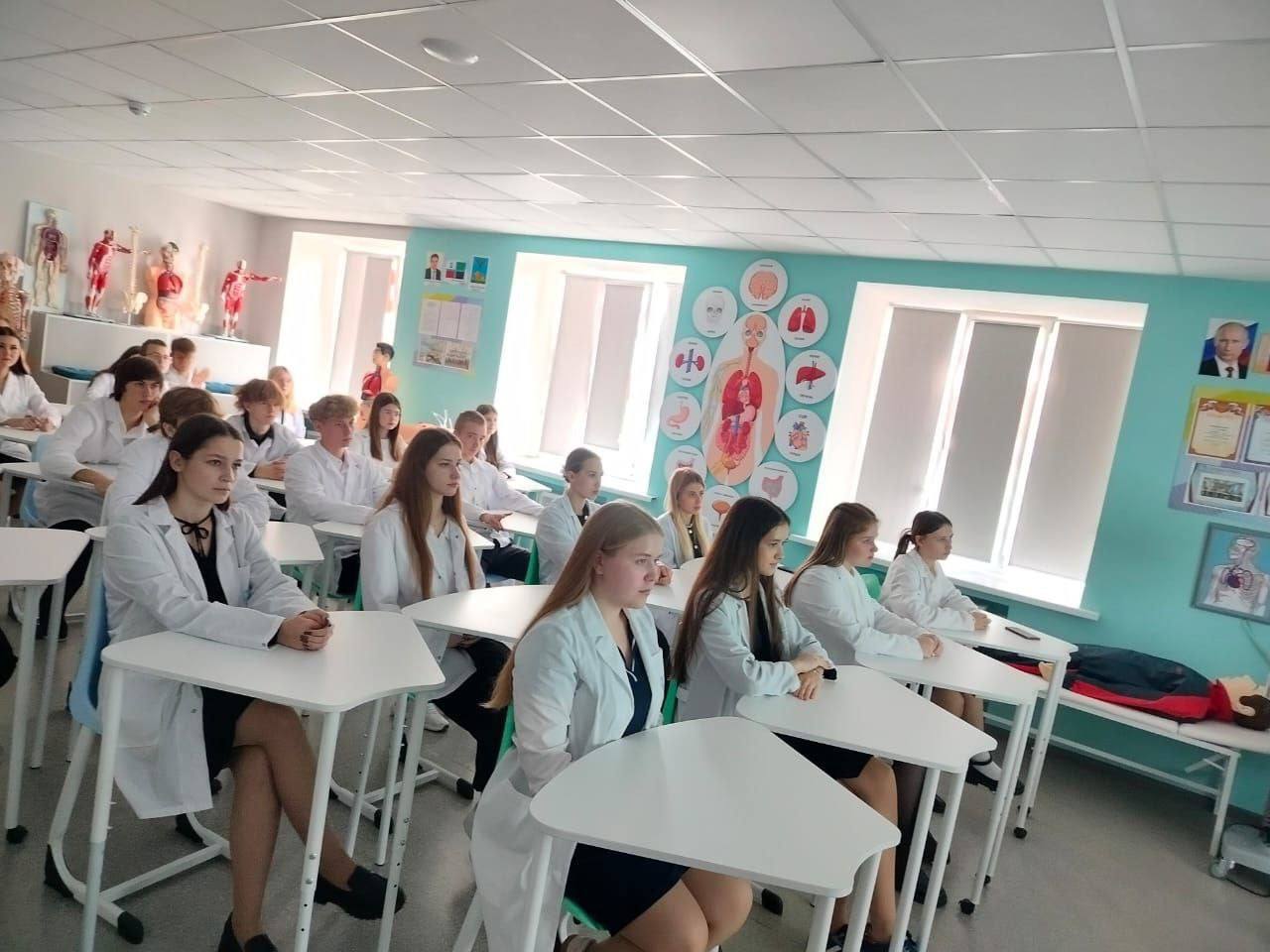 Светлана Халеева: Для учащихся медицинских классов 3 и 7 школы провели занятие врачи-терапевты Алексеевской центральной районной больницы — Марушова Алина Константиновна и Костылёва Ирина Алексеевна Светлана Халеева: Для учащихся медицинских классов 3 и 7 школы провели занятие врачи-терапевты Алексеевской центральной районной больницы — Марушова Алина Константиновна и Костылёва Ирина Алексеевна