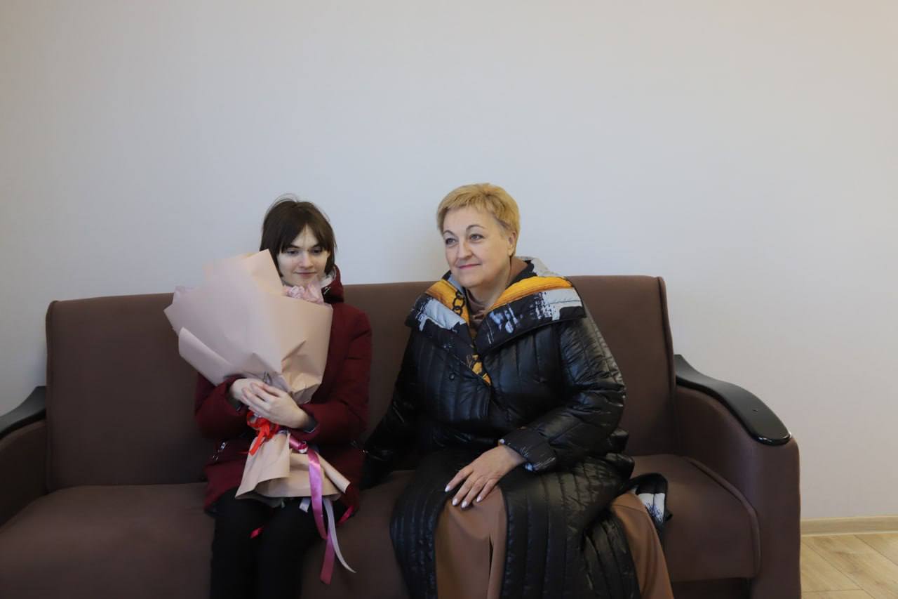 Сегодня две юные жительницы получили ключи от нового жилья в посёлке Ракитное Сегодня две юные жительницы получили ключи от нового жилья в посёлке Ракитное