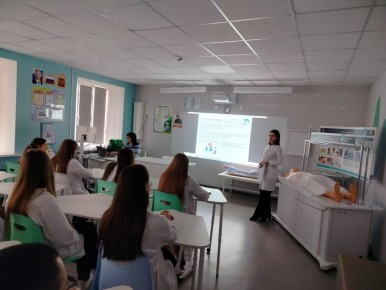 Светлана Халеева: Для учащихся медицинских классов 3 и 7 школы провели занятие врачи-терапевты Алексеевской центральной районной больницы — Марушова Алина Константиновна и Костылёва Ирина Алексеевна