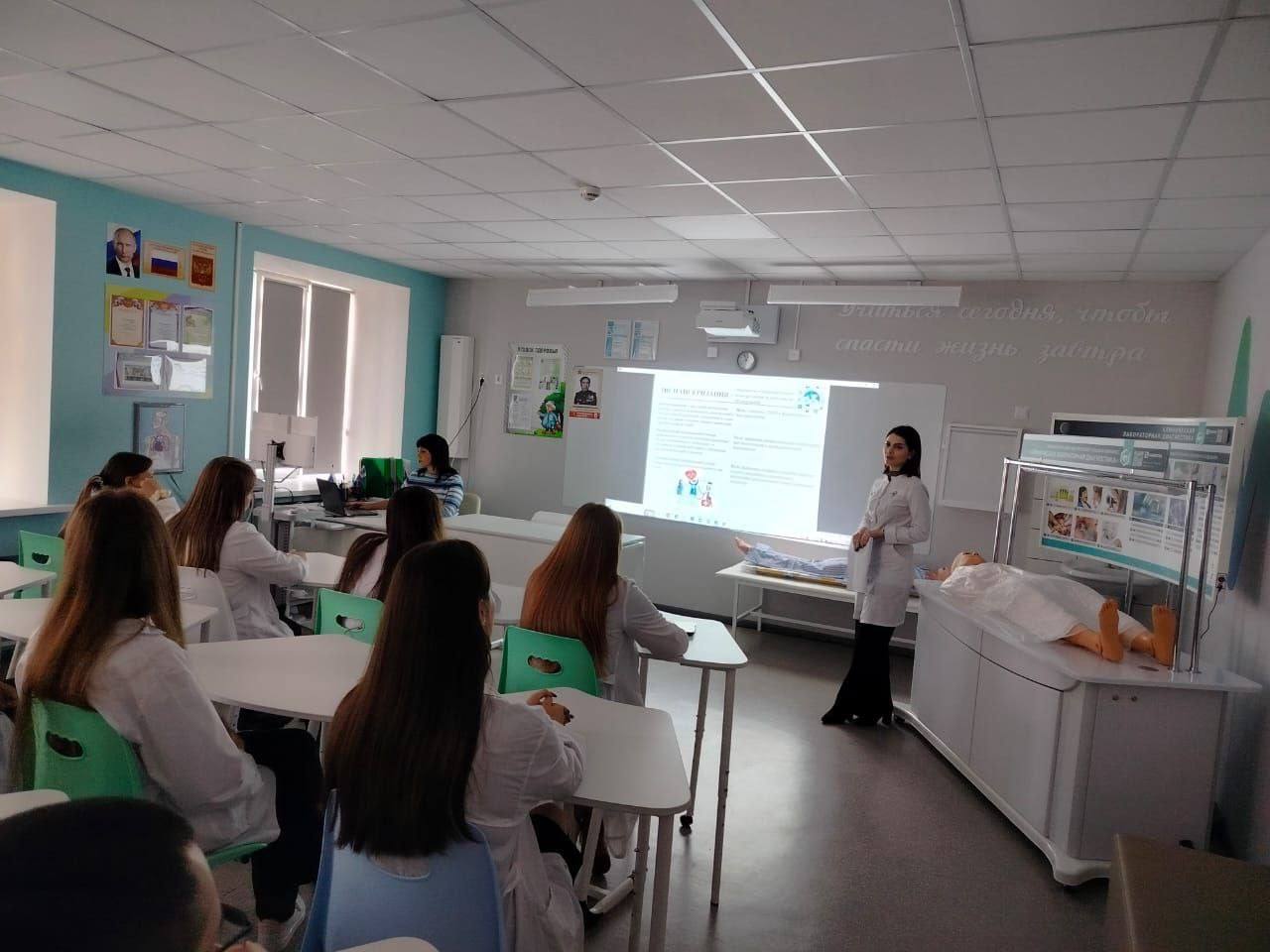 Светлана Халеева: Для учащихся медицинских классов 3 и 7 школы провели занятие врачи-терапевты Алексеевской центральной районной больницы — Марушова Алина Константиновна и Костылёва Ирина Алексеевна