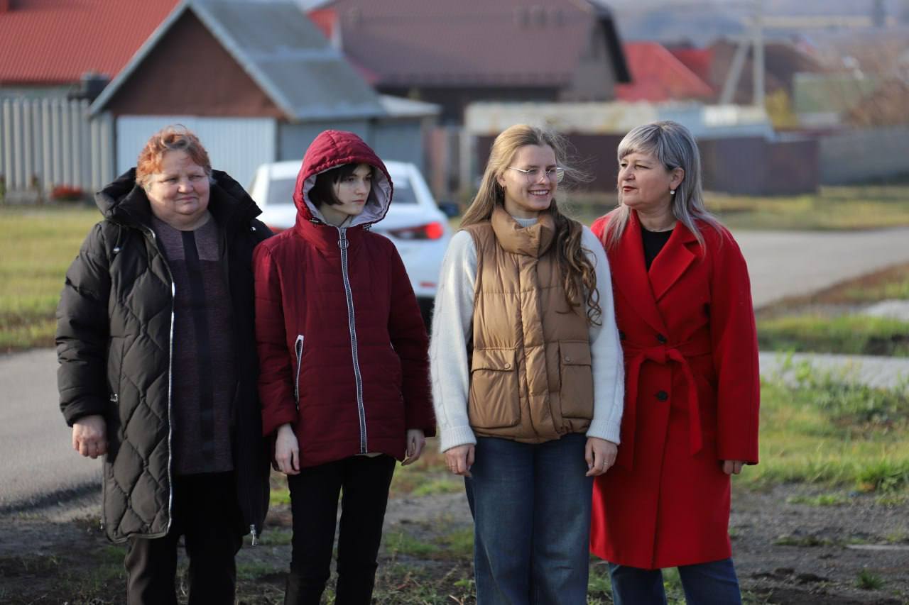 Сегодня две юные жительницы получили ключи от нового жилья в посёлке Ракитное Сегодня две юные жительницы получили ключи от нового жилья в посёлке Ракитное