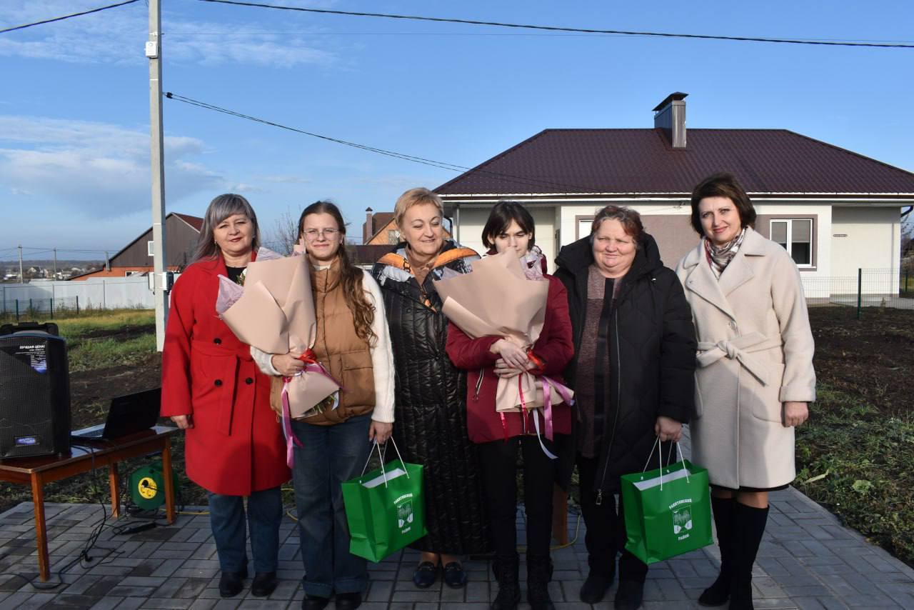 Сегодня две юные жительницы получили ключи от нового жилья в посёлке Ракитное Сегодня две юные жительницы получили ключи от нового жилья в посёлке Ракитное