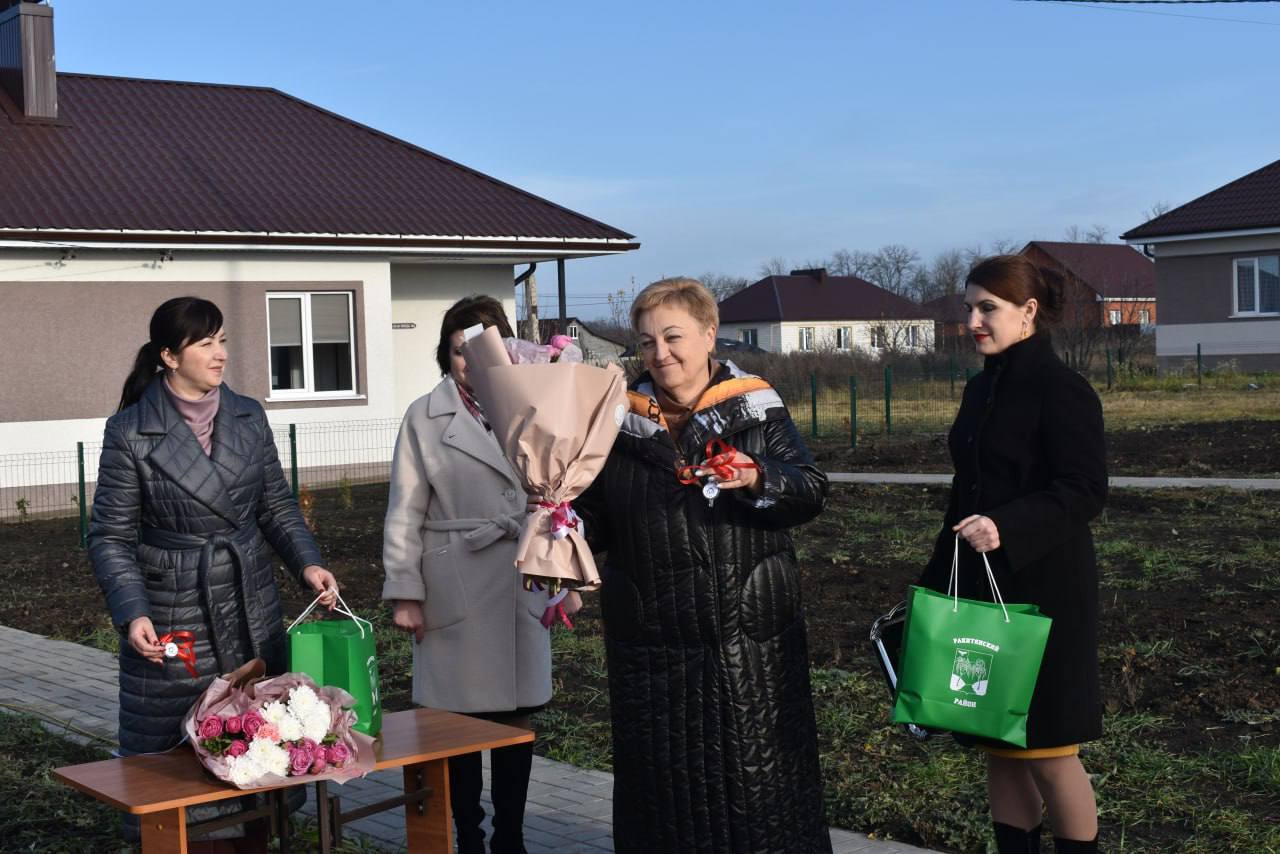 Сегодня две юные жительницы получили ключи от нового жилья в посёлке Ракитное Сегодня две юные жительницы получили ключи от нового жилья в посёлке Ракитное