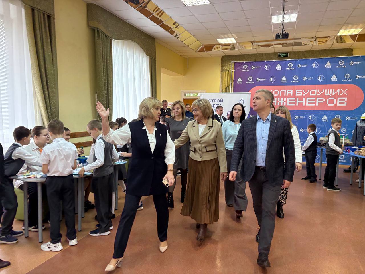 Михаил Лобазнов: С коллегами посетили МАОУ «Средняя общеобразовательная школа №1» нашего муниципалитета, которая в рамках инициативного проекта Губернатора по модернизации образовательной системы стала флагманской Михаил Лобазнов: С коллегами посетили МАОУ «Средняя общеобразовательная школа №1» нашего муниципалитета, которая в рамках инициативного проекта Губернатора по модернизации образовательной системы стала флагманской