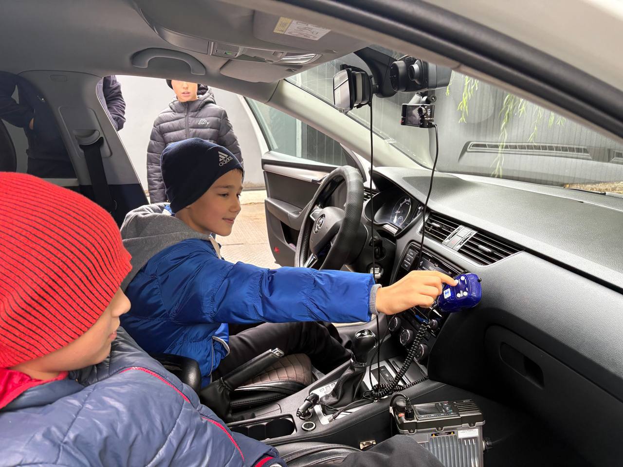 Доброе утро, друзья. Сегодня #ПослеСмены инспекторы ДПС в Алексеевке заехали к школьникам По традиции, ребята вспомнили вместе с автоинспекторами дорожные правила и напомнили о них остальным через СГУ Дорожные полицейские... Доброе утро, друзья. Сегодня #ПослеСмены инспекторы ДПС в Алексеевке заехали к школьникам По традиции, ребята вспомнили вместе с автоинспекторами дорожные правила и напомнили о них остальным через СГУ Дорожные полицейские...