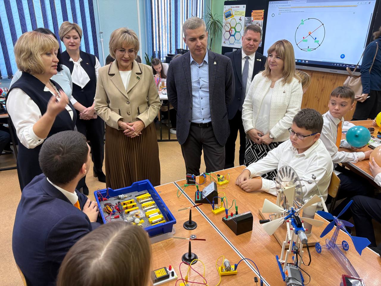 Михаил Лобазнов: С коллегами посетили МАОУ «Средняя общеобразовательная школа №1» нашего муниципалитета, которая в рамках инициативного проекта Губернатора по модернизации образовательной системы стала флагманской Михаил Лобазнов: С коллегами посетили МАОУ «Средняя общеобразовательная школа №1» нашего муниципалитета, которая в рамках инициативного проекта Губернатора по модернизации образовательной системы стала флагманской