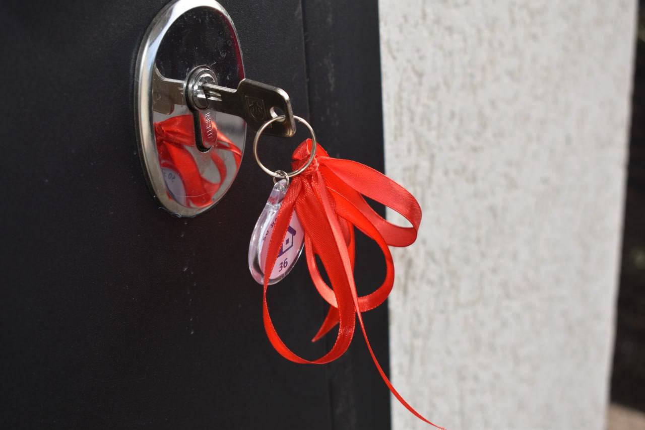 Сегодня две юные жительницы получили ключи от нового жилья в посёлке Ракитное Сегодня две юные жительницы получили ключи от нового жилья в посёлке Ракитное