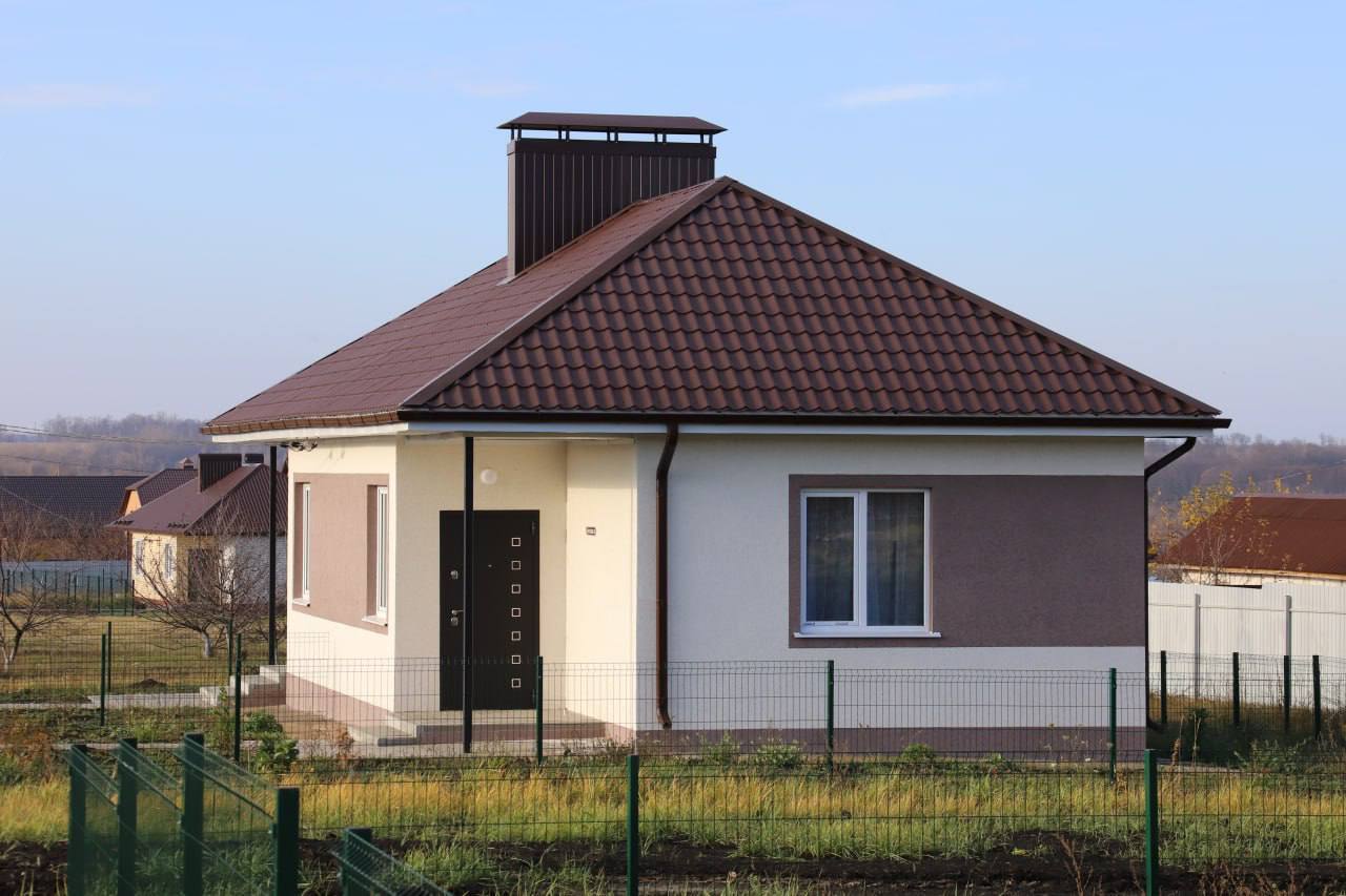 Сегодня две юные жительницы получили ключи от нового жилья в посёлке Ракитное