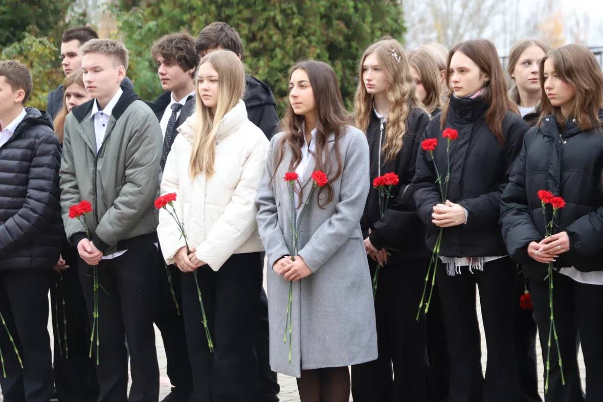 Татьяна Круглякова: В посёлке Дубовое состоялось важное и очень трогательное событие — открытие мемориальной доски в память об участнике СВО Евгении Григорьевиче Ярцеве Татьяна Круглякова: В посёлке Дубовое состоялось важное и очень трогательное событие — открытие мемориальной доски в память об участнике СВО Евгении Григорьевиче Ярцеве