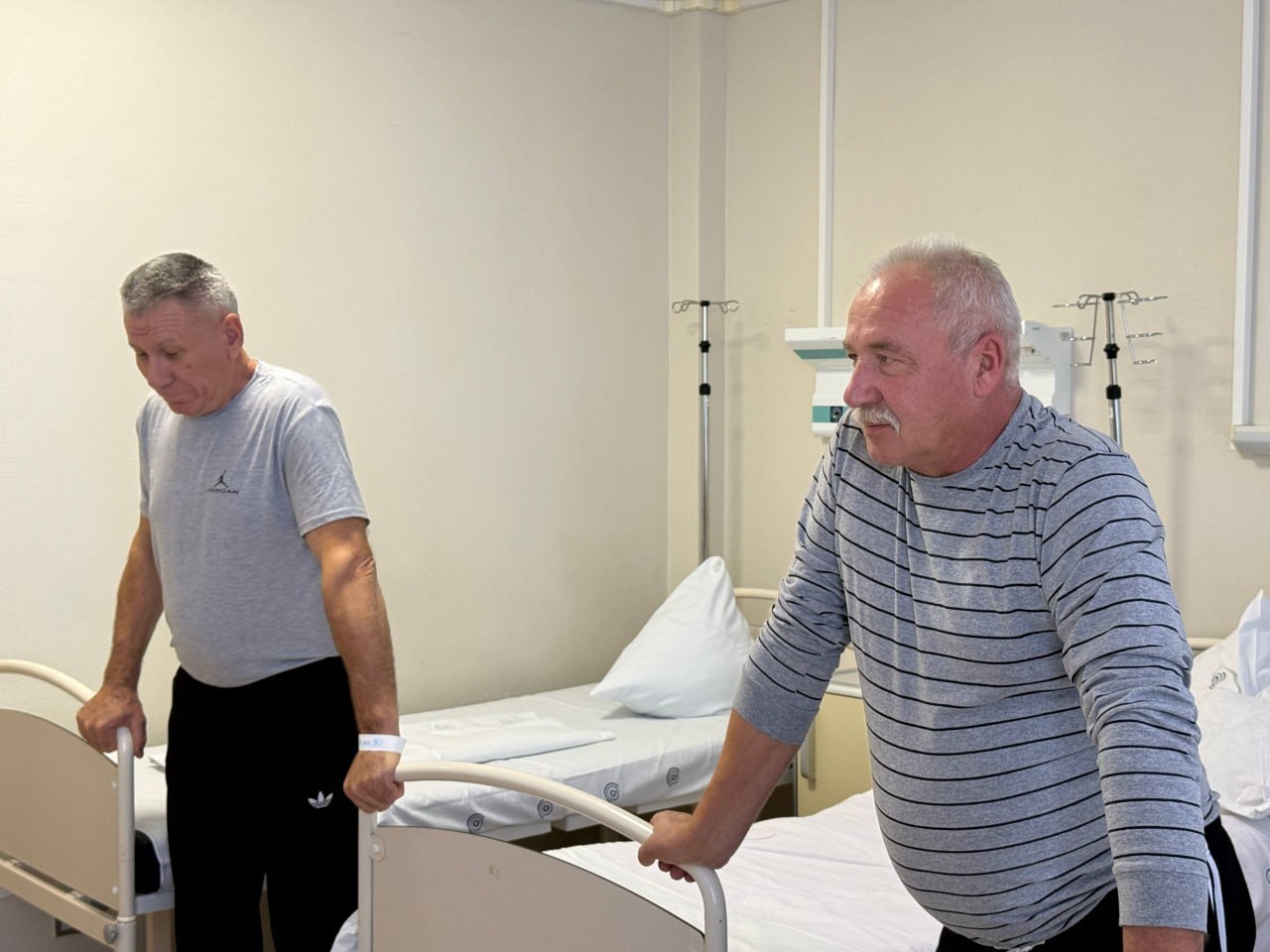 Вячеслав Гладков: Сегодня вечером навестил пострадавших жителей, которым оказывают помощь в городской больнице №2 Белгорода Вячеслав Гладков: Сегодня вечером навестил пострадавших жителей, которым оказывают помощь в городской больнице №2 Белгорода