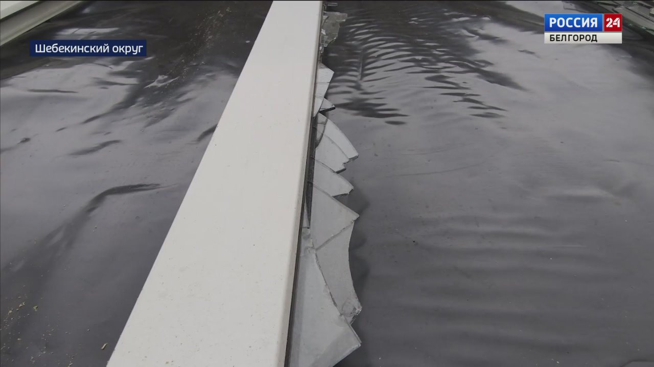 В рамах ещё торчат острые осколки, а разбитые окна затянуты плёнкой