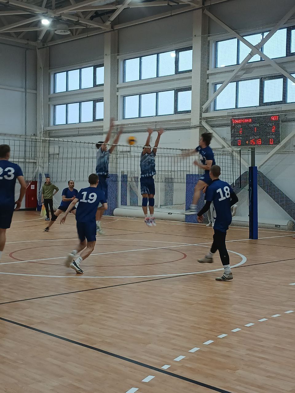 Сегодня ФОК "Лидер" в Томаровке стал настоящей волейбольной ареной и собрал сильнейшие команды Яковлевского муниципального округа, где они продемонстрировали свой профессионализм и волю к победе: Сегодня ФОК "Лидер" в Томаровке стал настоящей волейбольной ареной и собрал сильнейшие команды Яковлевского муниципального округа, где они продемонстрировали свой профессионализм и волю к победе: