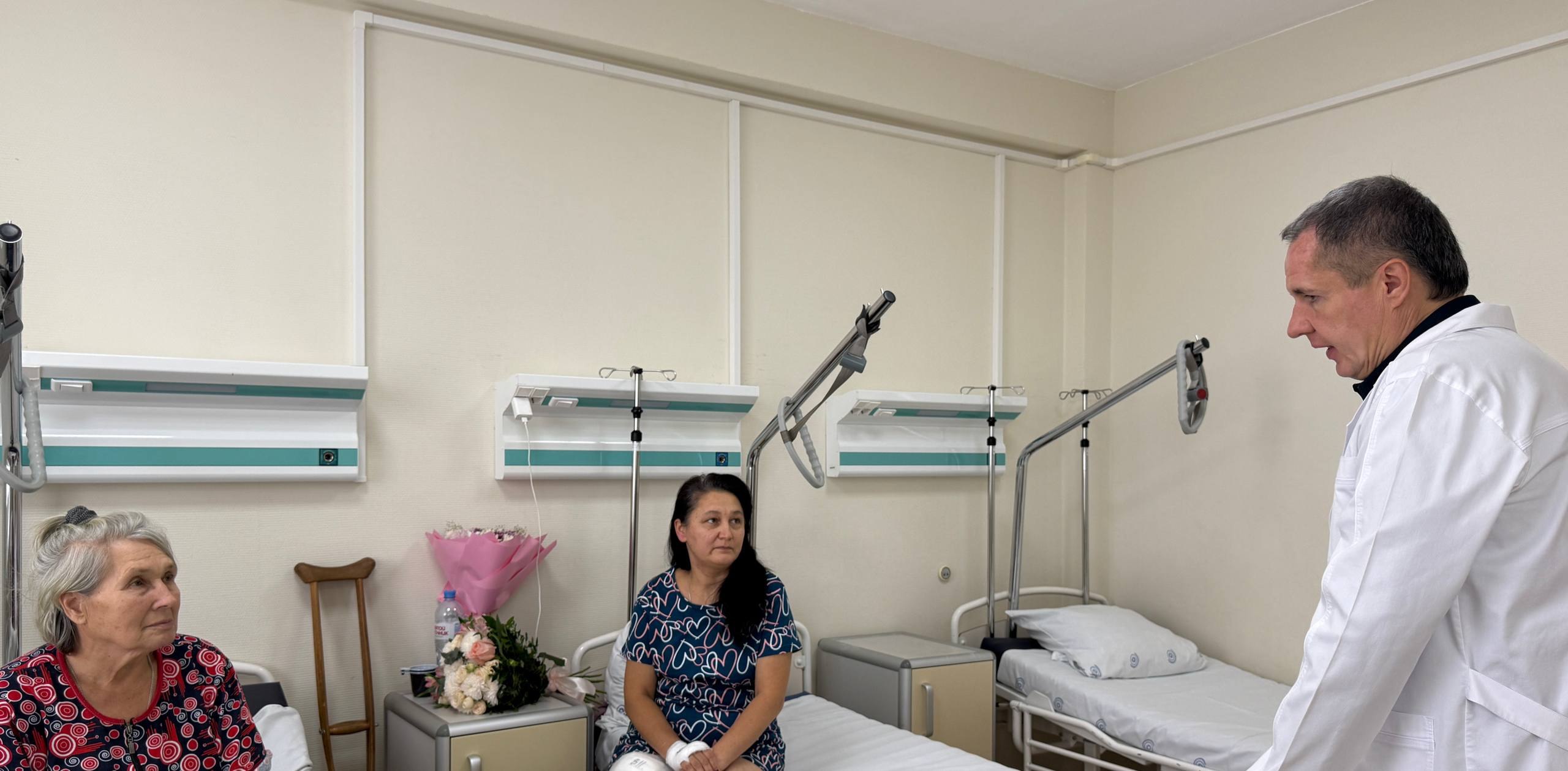 Вячеслав Гладков: Сегодня вечером навестил пострадавших жителей, которым оказывают помощь в городской больнице №2 Белгорода Вячеслав Гладков: Сегодня вечером навестил пострадавших жителей, которым оказывают помощь в городской больнице №2 Белгорода