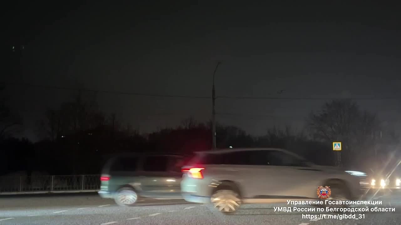 В Белгороде сотрудники Госавтоинспекции обеспечивают безопасный проезд перекрёстка на пересечении улиц Губкина и Архиерейская во время аварийного отключения светофорного объекта