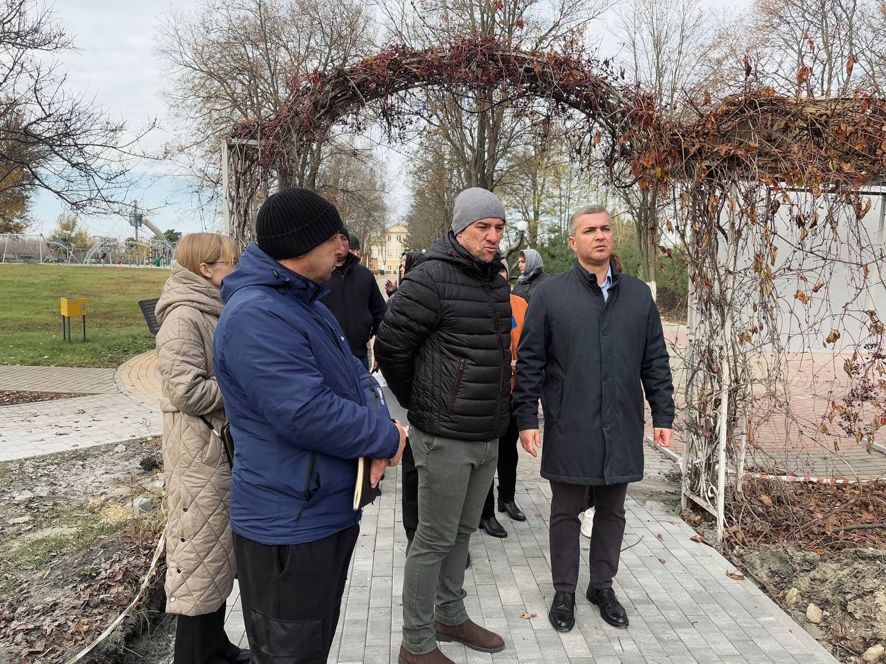 Михаил Лобазнов: Совместно с руководителями служб ЖКХ, строительства, торговли провел очередное выездное совещание по благоустройству верхнего и нижнего парков, а также территории проекта «Бионика» Михаил Лобазнов: Совместно с руководителями служб ЖКХ, строительства, торговли провел очередное выездное совещание по благоустройству верхнего и нижнего парков, а также территории проекта «Бионика»