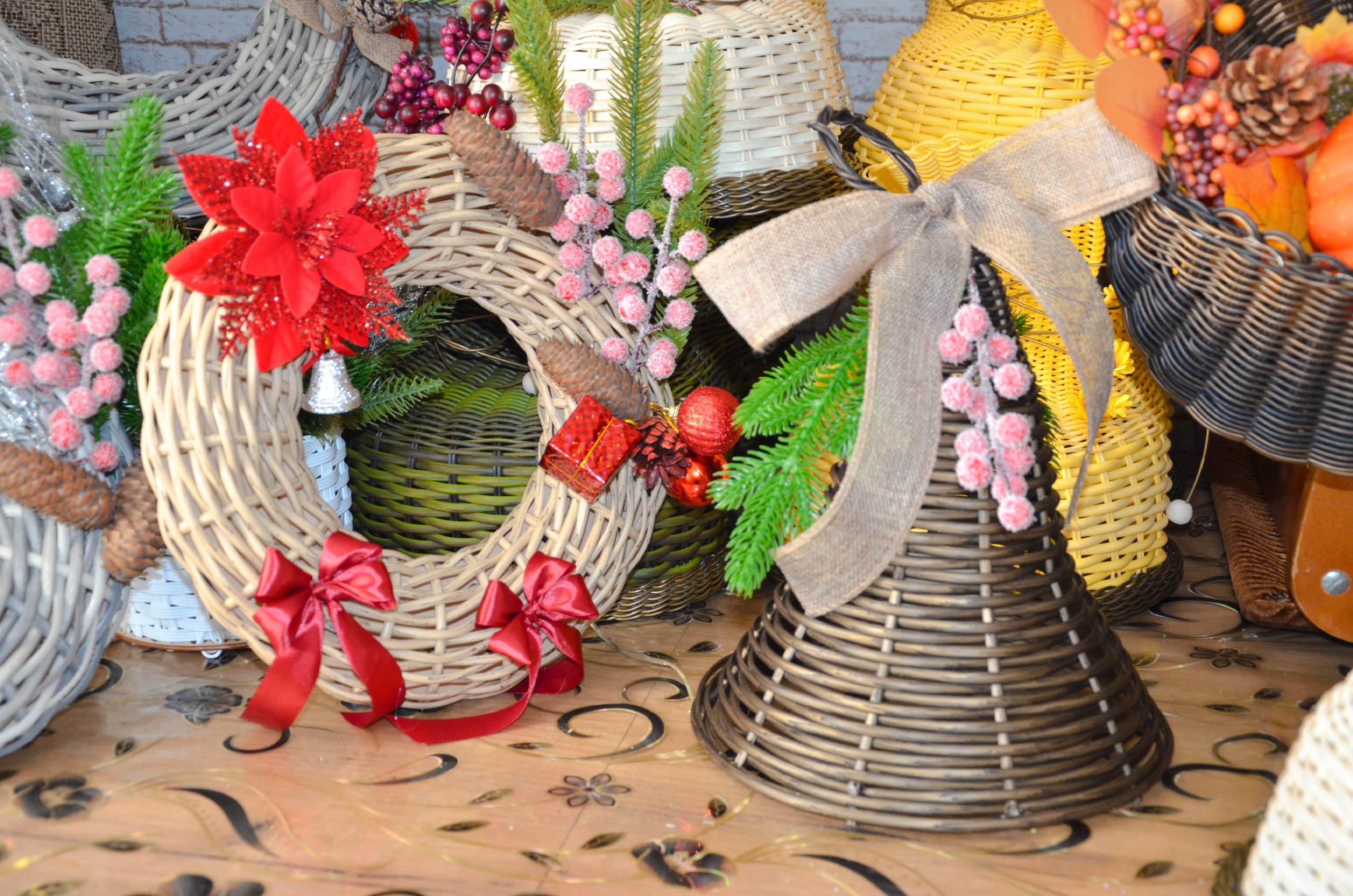 Жительница Красной Яруги Елена Карачарова, благодаря средствам соцконтракта, открыла свою мастерскую по созданию изделий из ротанга Жительница Красной Яруги Елена Карачарова, благодаря средствам соцконтракта, открыла свою мастерскую по созданию изделий из ротанга